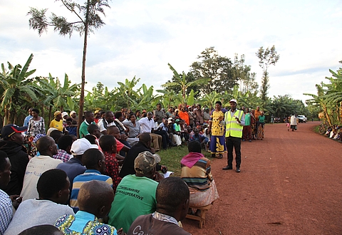 On this Tuesday 08th May 2018, Rwanda Energy Group met with residents of Saga Cell, in Muganza sector, to discuss on the ongoing project aiming to give them access to electricity.  This project funded by the Rwandan Government under a loan from SAUDI FUND intends to provide access to on-grid electricity to more than 16,800 Households of Gisagara and Nyanza Districts.  “In our Imihigo in Saga Cell, we are targeting to have 300 households connected to the grid before the end of this year. This project gives us hope that we will even exceed this target” said the Executive Secretary of Saga Cell.